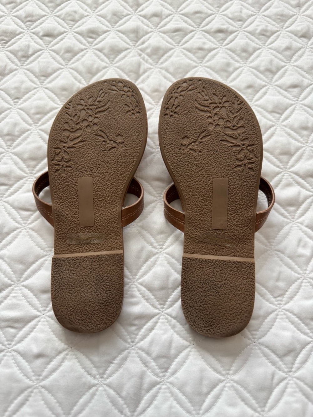 DV by Dolce Vita Candle Brown Cutout Medallion Toe-Post Sandals Size 3 - Picture 12 of 12